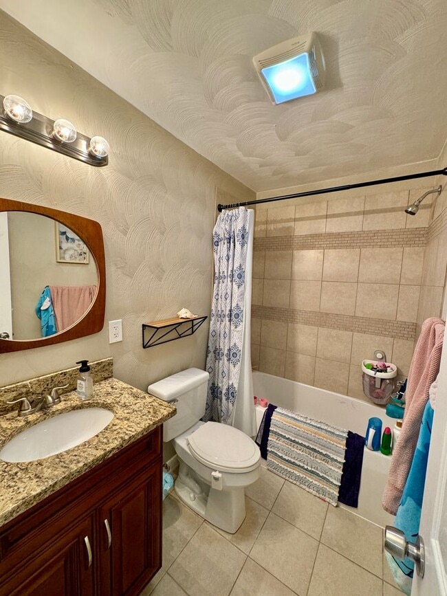 Building Photo - BEAUTIFUL HOME CLOSE TO AIRPORT AND MILITARY BASE.