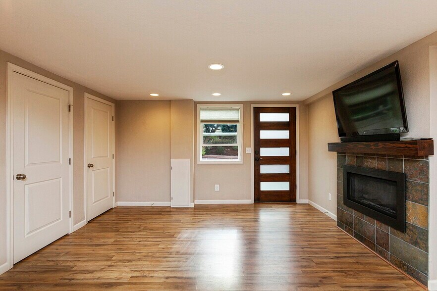 Building Photo - 3384 SE Gladstone St