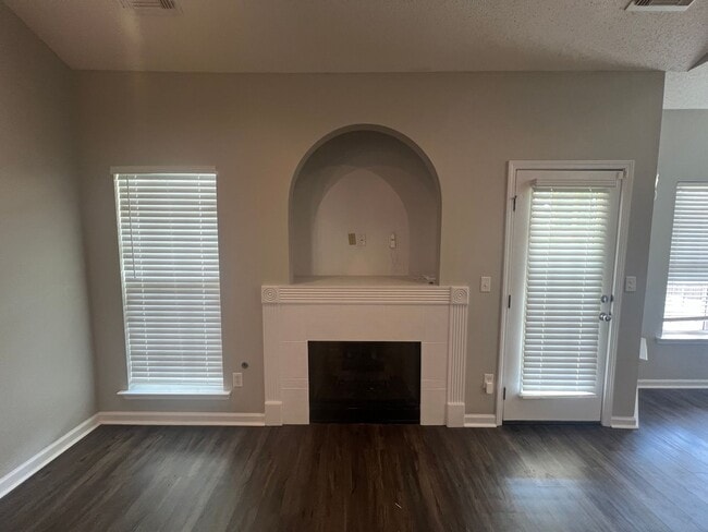 Building Photo - 3 bedroom 2 bathroom in Clear Creek Colony