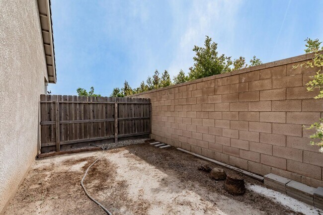 Building Photo - Amazing 3 Bedroom+Flex Room/2 Bath/3 Car G...