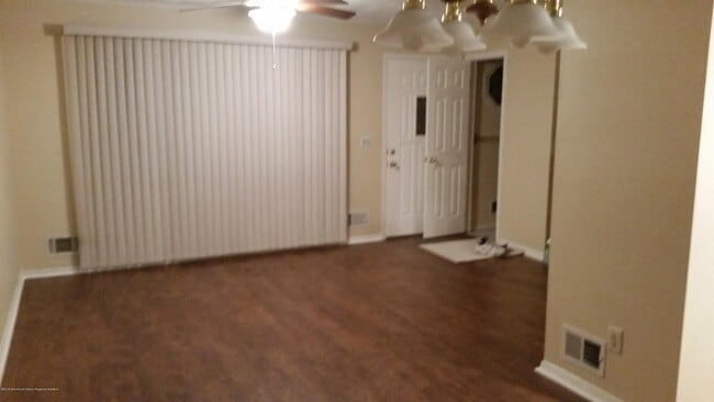 Building Photo - 744 Spray Ave