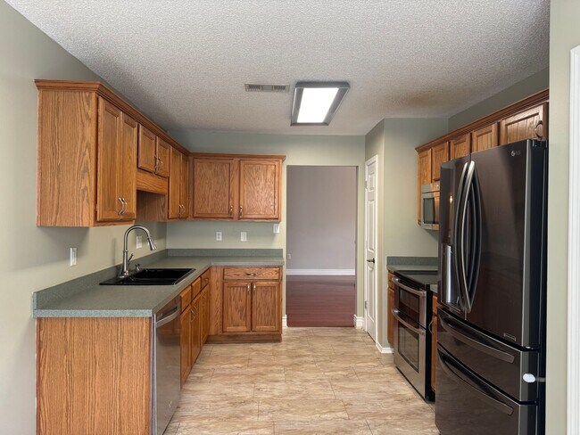 Building Photo - 4 BED / 2 BATH CENTRALLY LOCATED IN FORT WALTON BEACH