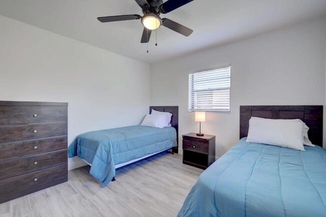 Building Photo - 543 SE Greenway Terrace