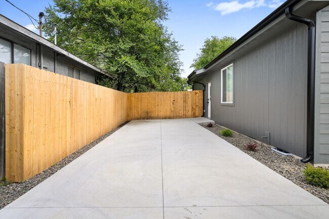 Building Photo - $2,500 - 3 Bed / 2 Bath Brand New Construc...