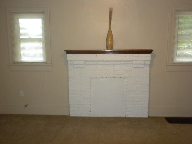 Building Photo - 2 bedroom/1 bathroom home