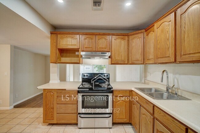 Building Photo - 609 Taft Blvd