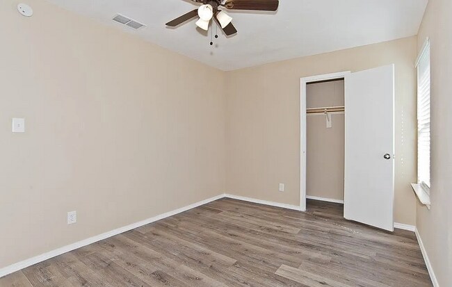 Building Photo - 8117 Foxfire Ln