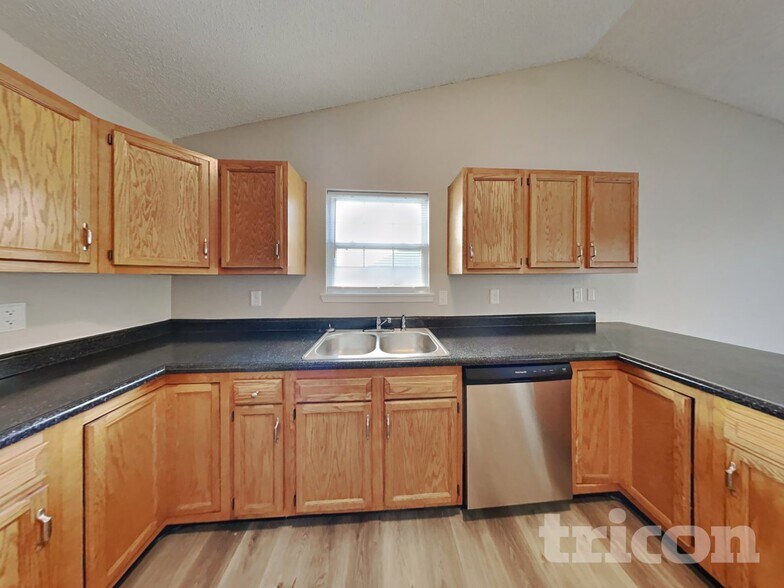 Building Photo - 2220 Lakecrest Dr