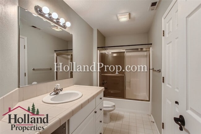 Building Photo - Beautiful 3-Bedroom Home with Dual Living Spaces & Private Backyard