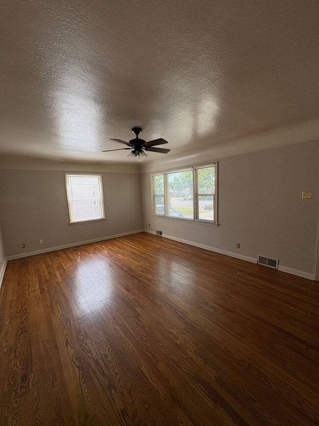 Building Photo - 3 Bed 2 Bath Cottage in Greeley
