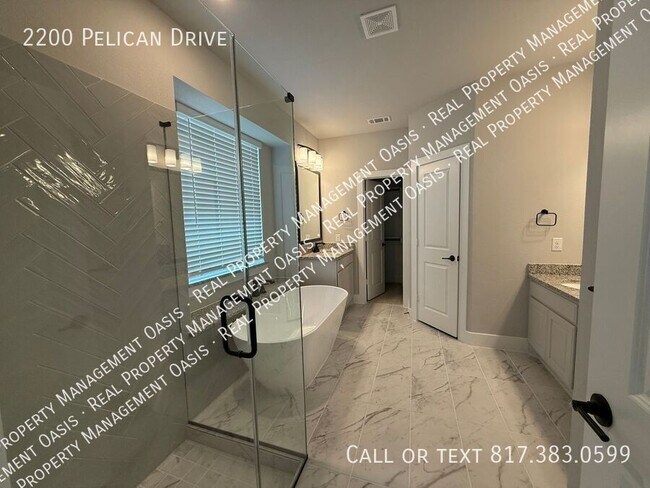 Building Photo - 2200 Pelican Dr