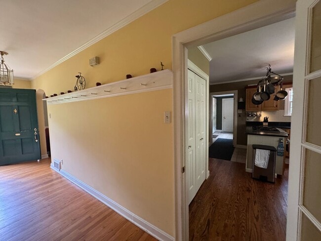 Building Photo - Beautifully Furnished Three Bedroom Home