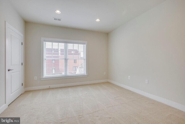 Building Photo - 723 Diamond Ave