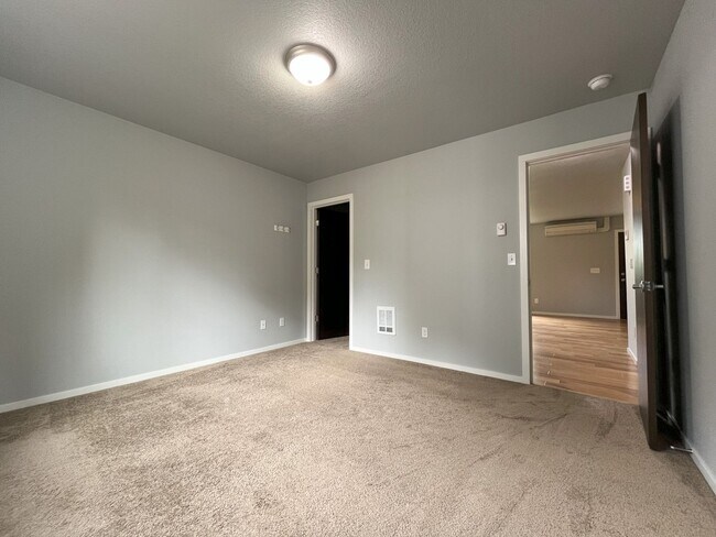 Building Photo - Charming SE Bungalow 3 Bed 2 Bathroom with Washer & Dryer