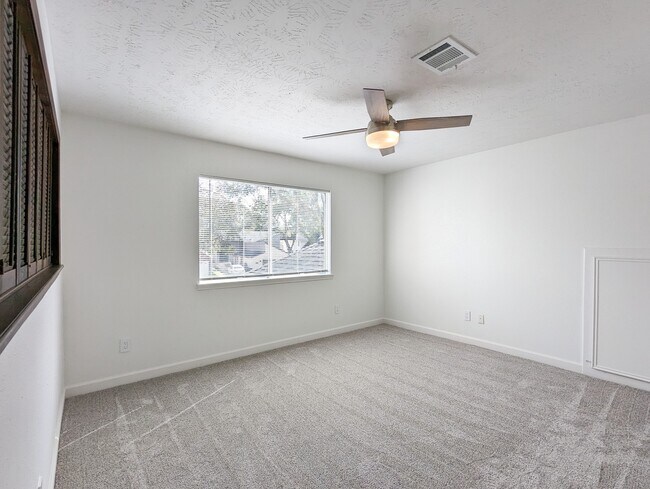 Building Photo - 2706 Oakmont Ln