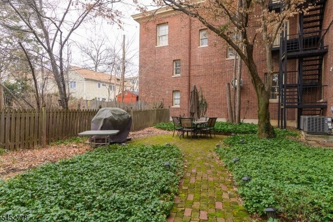 Building Photo - 11 Montague Pl