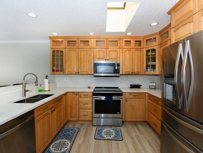 Building Photo - 5979 Pinebrook Dr