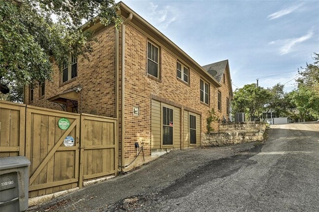 Building Photo - 1016 Harwood Pl