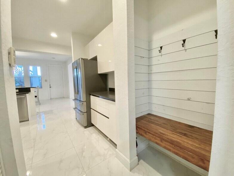Building Photo - 850 Millbrae Ct
