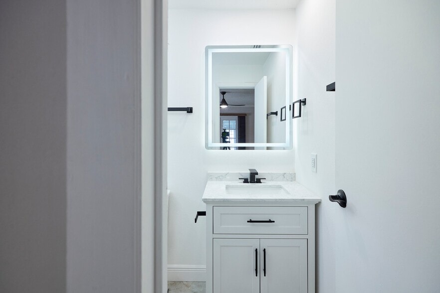 Building Photo - 6804 N Hubert Ave