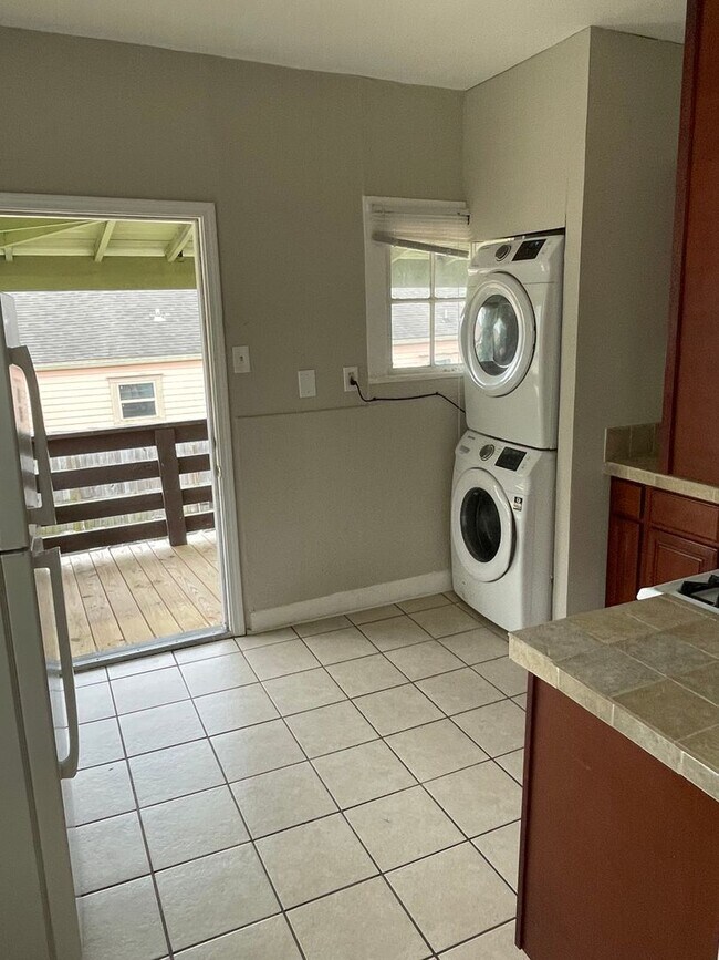 Building Photo - 2BD/1BA Uptown with Washer and Dryer in Unit and Backyard