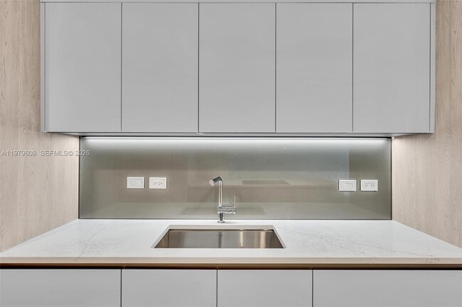 Building Photo - 9201 E Bay Harbor Dr