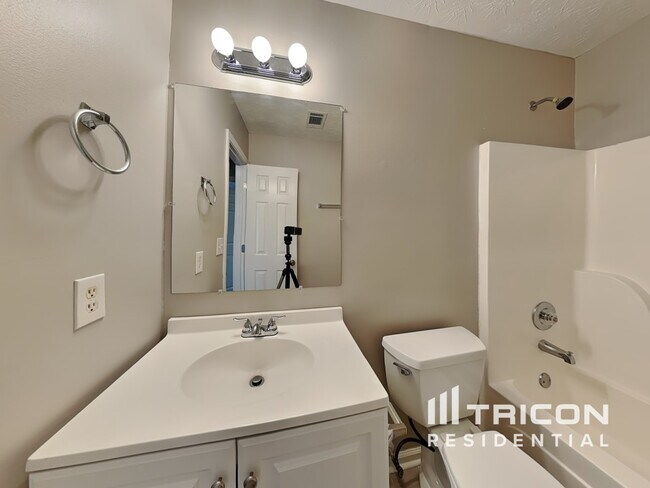 Building Photo - 1512 Riverglen Dr
