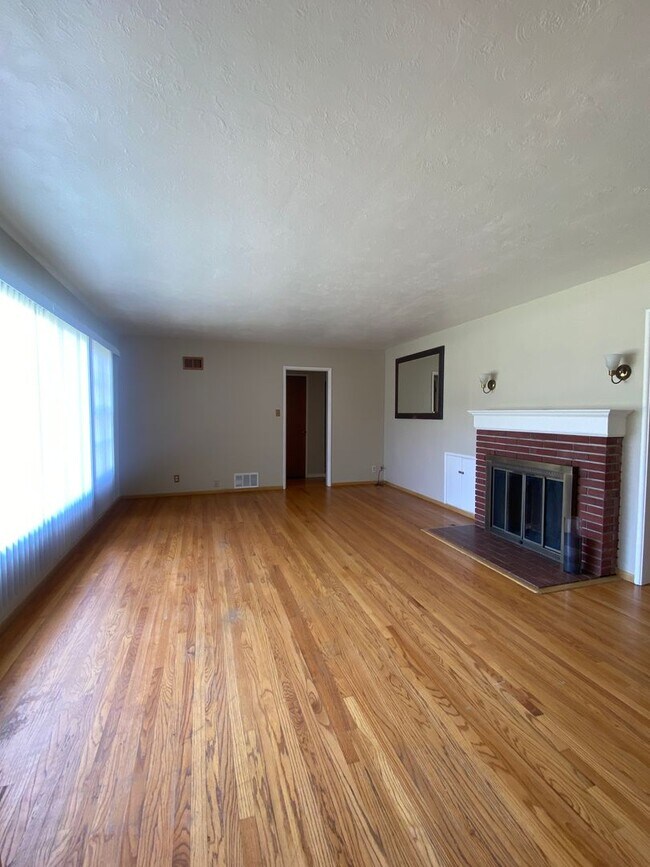 Building Photo - 3 Bedroom Single Story Ontario