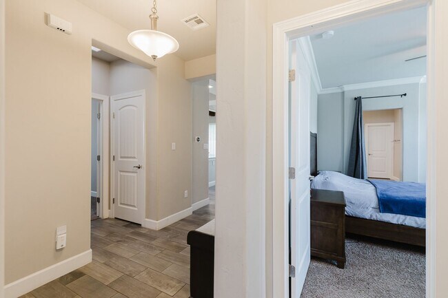 Building Photo - Spacious 3 Bedroom 2 Bath Home with 3-Car ...