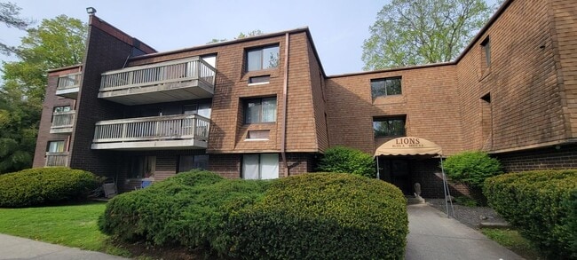 Building Photo - 126 Triangle St