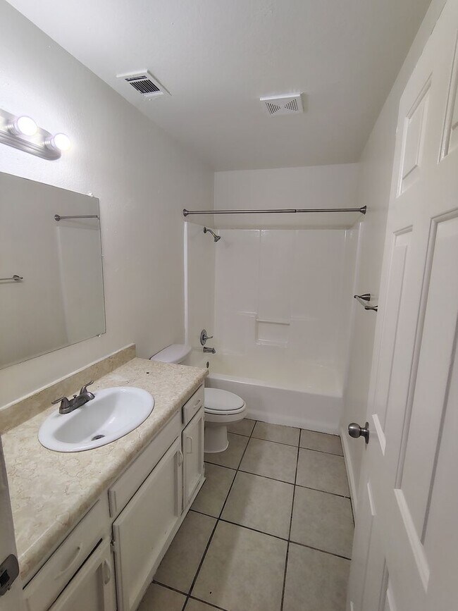 Building Photo - 2 Bed / 1 Bath – Gated Unit with Private Patio | Bakersfield