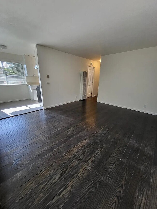 Building Photo - "Charming Berkeley 1-Bedroom Apartment Retreat – Cozy 580 Sq Ft Living!"