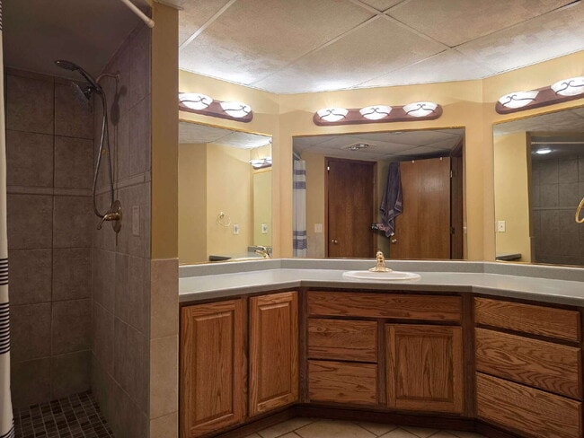 Building Photo - Multi generational Home New London