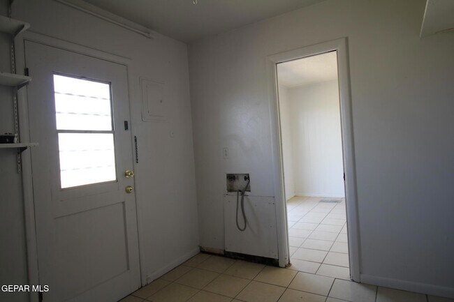 Building Photo - 317 Thunderbird Dr