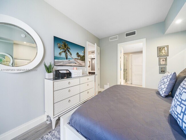 Building Photo - 801 S Miami Ave