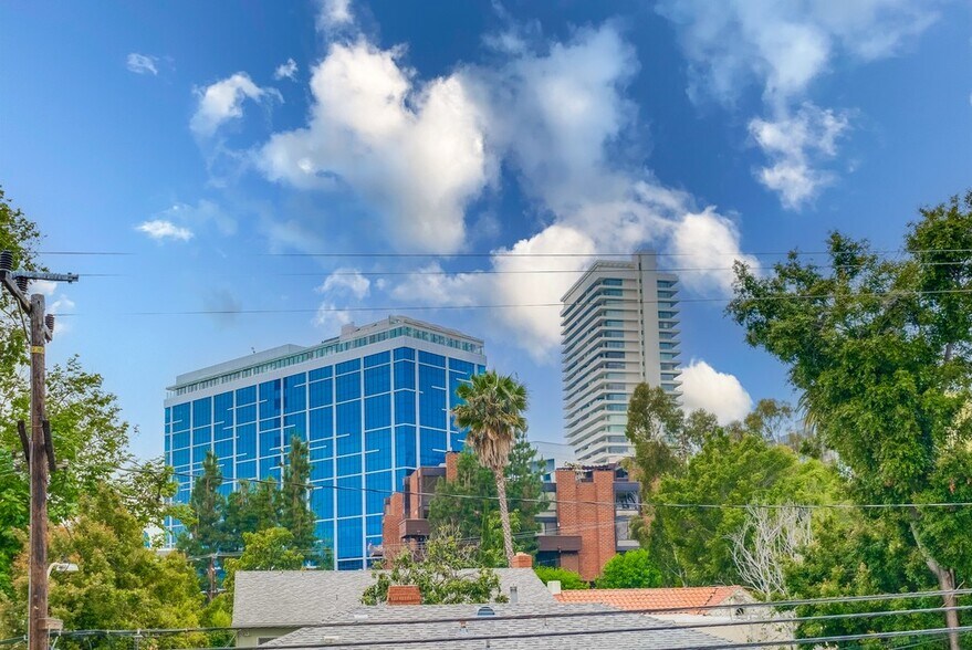 Building Photo - 999 N Doheny Dr