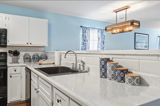 Building Photo - 1274 River Oaks Dr