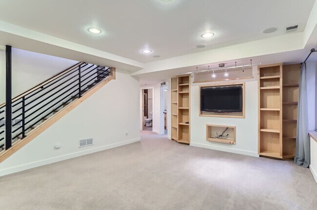 Building Photo - Modern 4-Bedroom Townhouse with Stunning Views in Boulder, CO