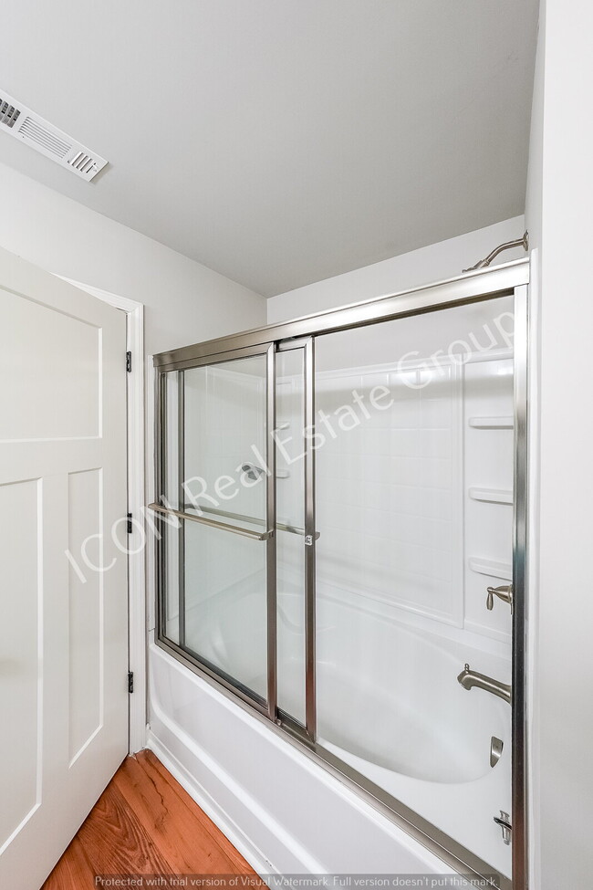 Building Photo - 3/2 Townhome with 2 car garage