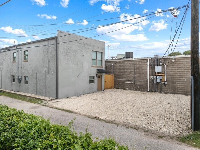 Building Photo - 1010 27th St