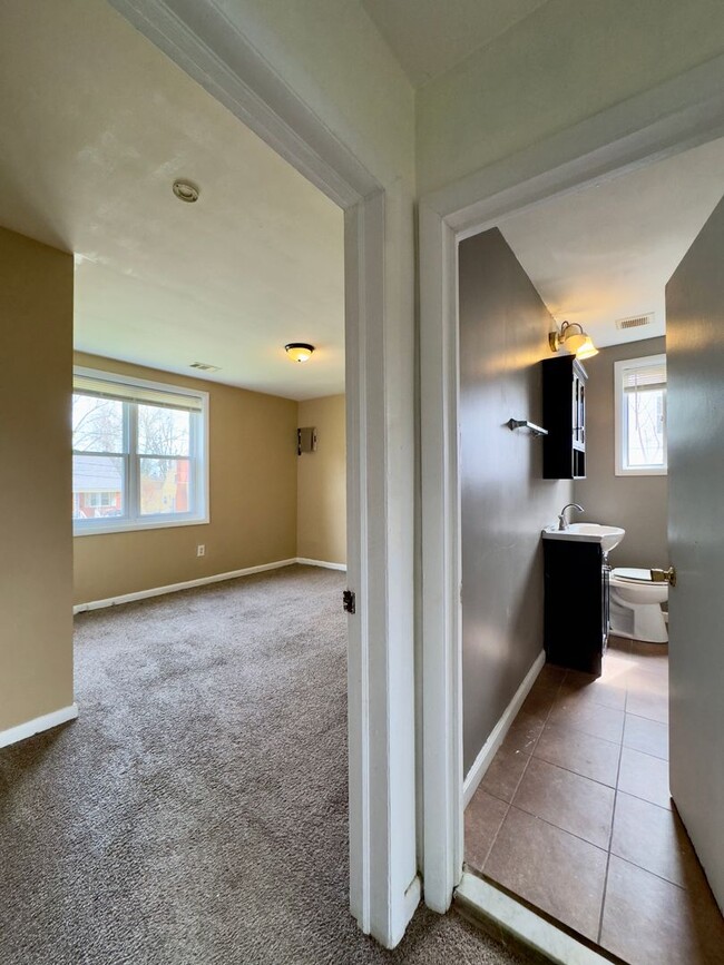 Building Photo - For Rent: Comfortable Living at 6414 Faird...