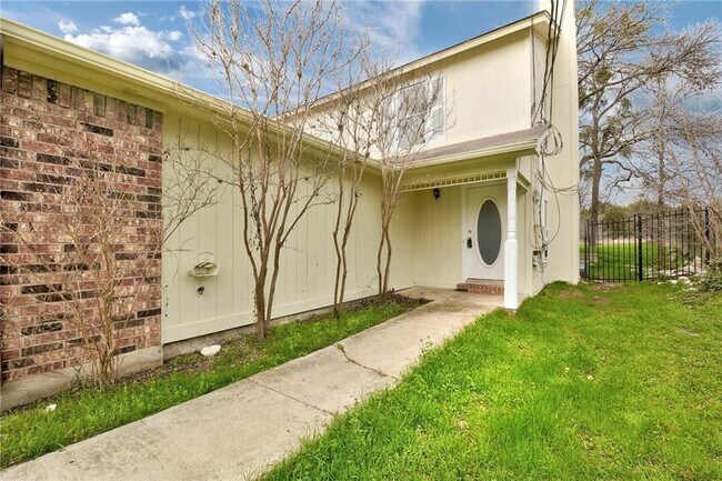 Building Photo - 6102 Parkwood Dr