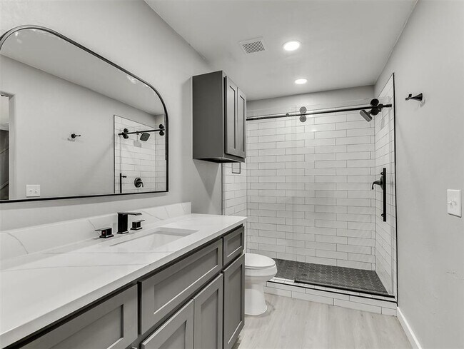 Building Photo - Look at this beautiful home!! 4 bed, 3 full baths!