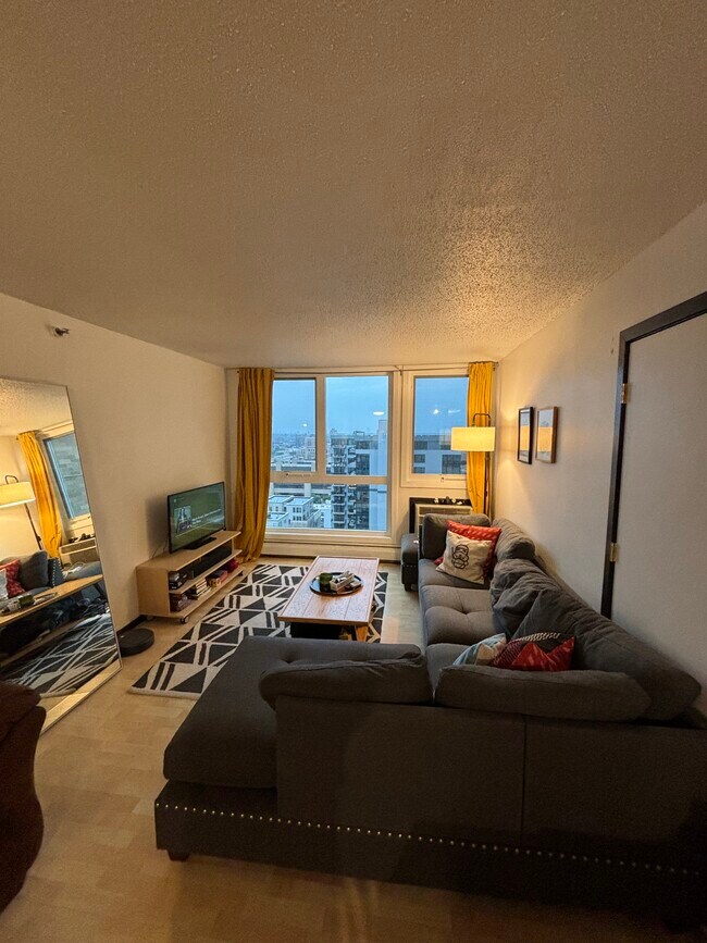 Living room - 433 S 7th St