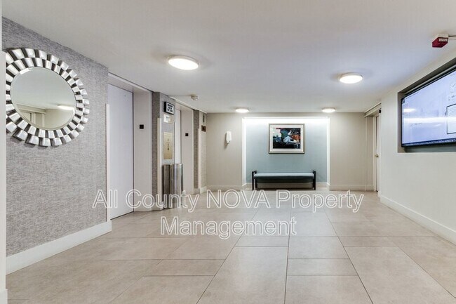 Building Photo - 3800 Powell Ln