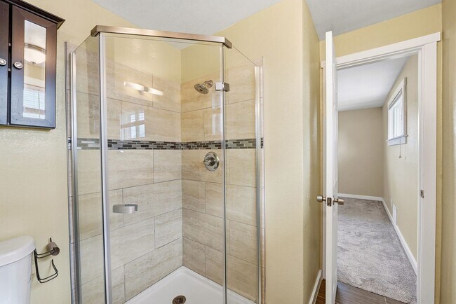 Building Photo - 5 bedroom, 3 1/2 bath, home with two master suites and 2 car garage.