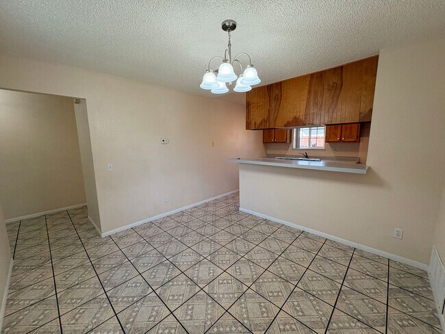 Building Photo - 4 Bed, 2 Bath in Bloomington!