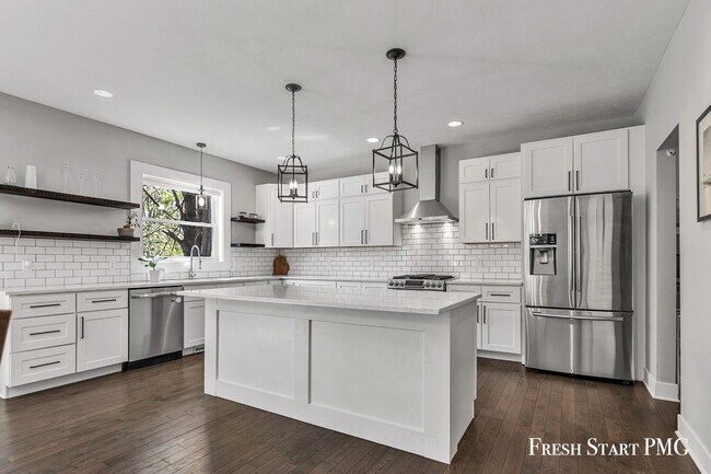 Building Photo - Spacious 6-Bedroom Retreat in Rockford with 3.5 Luxurious Baths