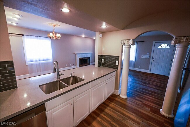 Building Photo - 706 Bracken Ave