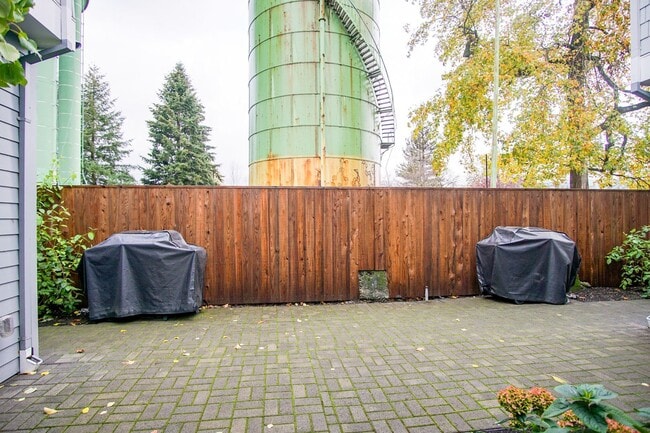 Building Photo - Rare 3 Bed, 2 Bath Townhouse Ready Late Se...